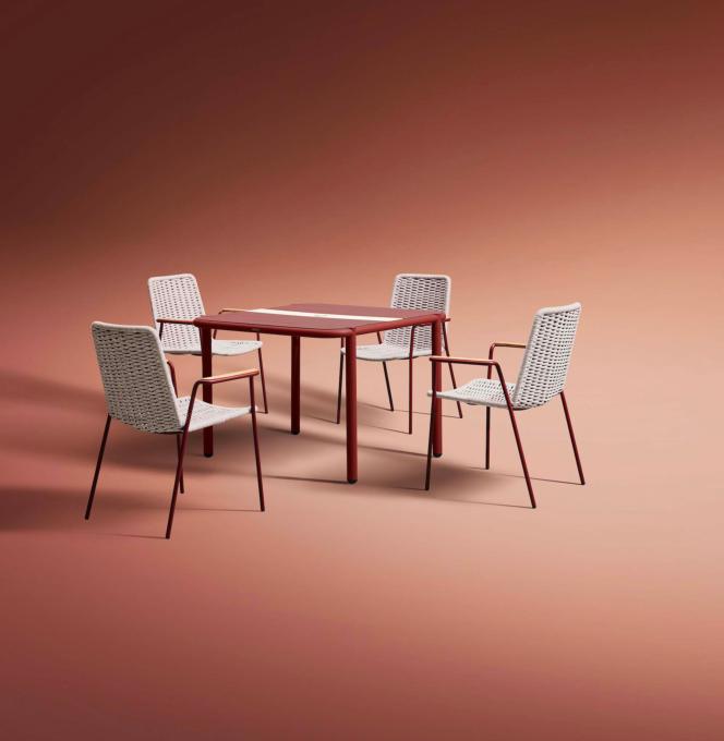 Table repas carré extérieur en aluminium rouge - SARRAN